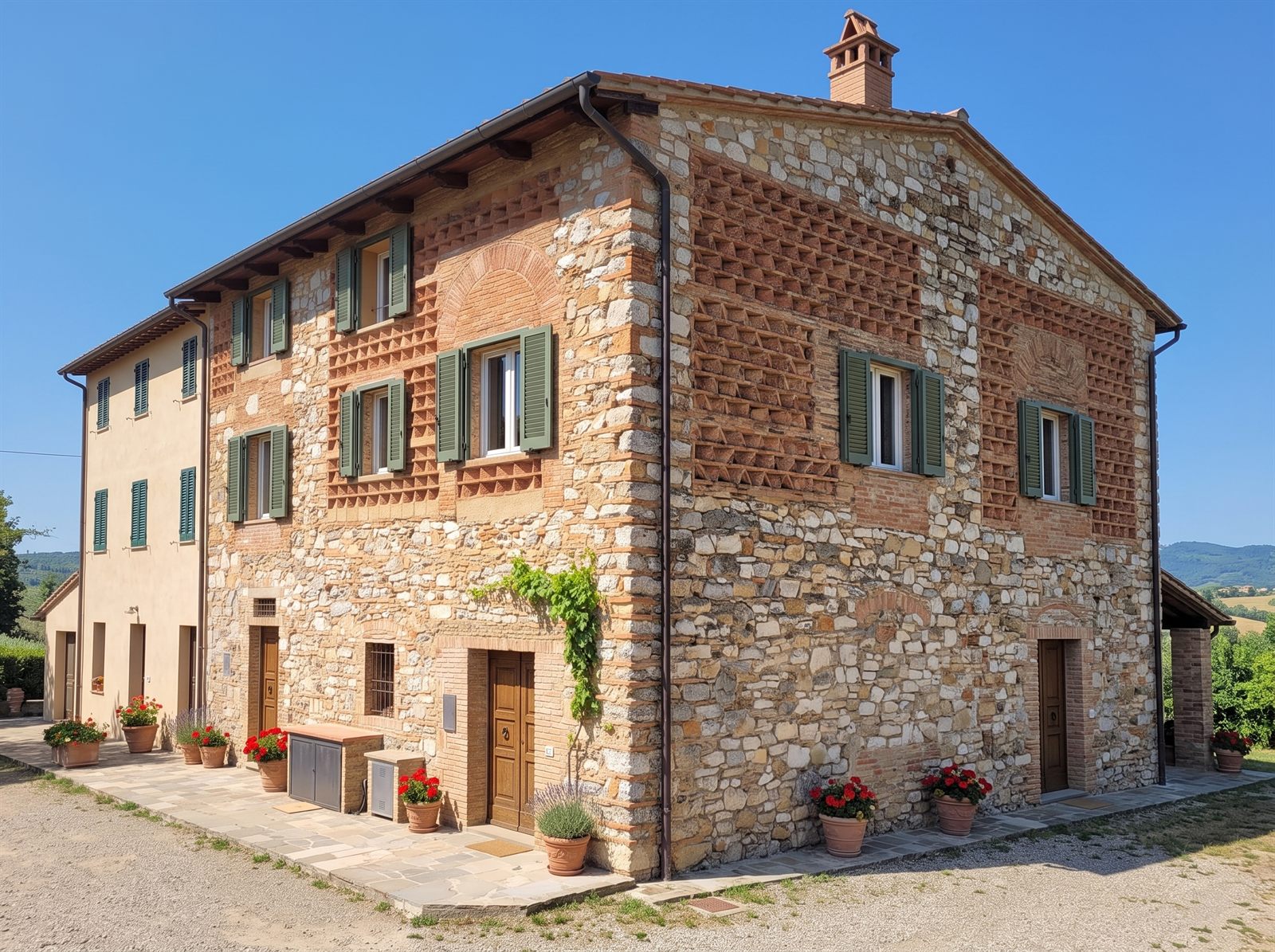 Prospetto laterale del casale restaurato